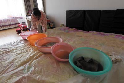 新田楼上漏水，住户失联，小区没物管，业主维权难！律师来支招……